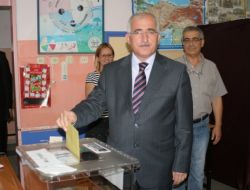 Çanakkale'de Vatandaş Oy Kullanmak İçin Öğlen Saatini Bekledi