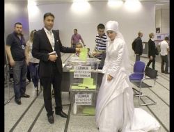 Gelinlik Ve Damatlıkla Oy İçin Belçika’dan Geldiler