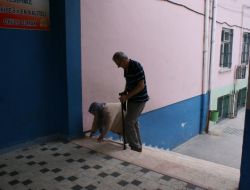 85 Yaşındaki Muhlise Nine Oy Kullanmaya Sürünerek Geldi