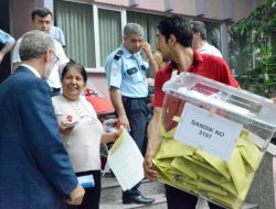 Engelli Seçmen İçin Sandığı Arabaya Kadar Getirdiler