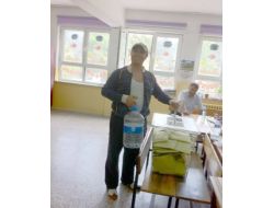 BİDONLA OY KULLANMAYA GİTTİ!