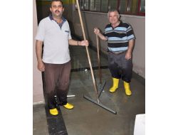 Okulu Su Bastı, Sandıklar Ve Oy Pusulaları Son Anda Kurtarıldı