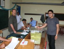 Oy Kullanmak İçin 3 Uçak Değiştirdi