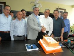 Ak Parti İzmir'deki Başarısını Pasta Keserek Kutladı