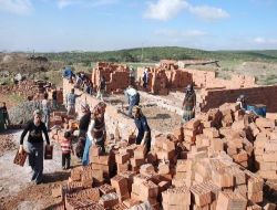 Yıkım Ekibi Kenarda Bekledi, Vatandaşlar Evlerini Kendileri Yıktı