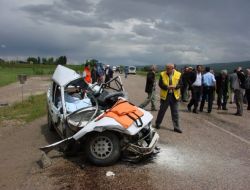 Otomobil Otobüsün Altına Girdi: 5 Ölü
