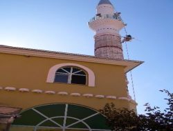 Üç Torun Sahibi Kadın Eşiyle Minare Boyuyor