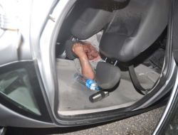 Takla Atan Otomobilde Sıkıştı