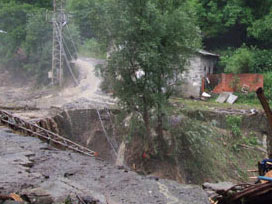 Giresun yine sele teslim oldu; ev ve işyerlerini su bastı!.