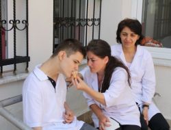 Engelli Öğrencilerin Karne Hediyesi Dondurma Oldu