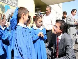 Denizli'de İlköğretime Başlayan Öğrencilerin Önlüklerini Belediye Veriyor