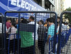 Diyarbakır'daki Elektronik Mağazasında İndirim Kuyruğu