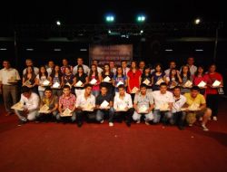 Ayna Grubu Mezunları Coştururken, Sünnet Olan Çocukları Teselli Etti