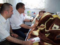 Devlet, Sürmene’de 49 Yaşlının Tedavilerini Evde Yapıyor