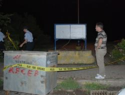 Çocuk Parkındaki İlan Panosu Elektrik Kaçırdı, Polis Nöbet Tuttu