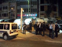 Maskeli Şahıslar Galeri Kundakladı