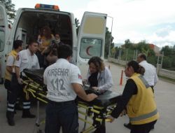 Mevsimlik İşçileri Taşıyan Otomobil Kamyona Çarptı: 1’i Ağır 8 Yaralı