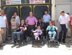 Sason'da Yürüme Engelli 3 Çocuğa Akülü Araç Verildi