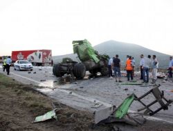 Otoyolda İki Tır Kafa Kafaya Çarpıştı