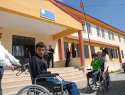 Karnelerini Elleriyle Tutamadılar