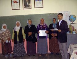 60 Yaşında Karne Sevinci Yaşadılar