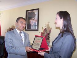 Eğitime Katkı Sağlayan Meryem Öğretmen'e Plaket