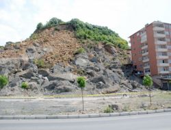 Heyelanın Ardından Halk 'Çalışma', Sürücüler 'Yolun Açılması'nı İstiyor