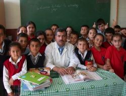 Felçli Öğretmen, Öğrencilerine Duyduğu Sevgiyle Ayağa Kalkmayı Başardı