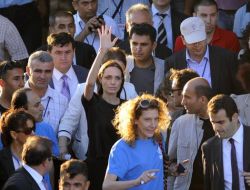 Angelina Jolie Altinozu Cadirkentinden Ayrildi