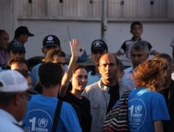 Angelina Jolie, Altınözü'de Suriyelileri Ziyaret Etti