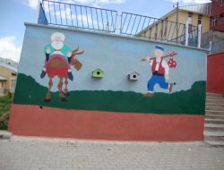 Okul Duvarına Kuş Yuvası Yapıp Tatile Çıktılar