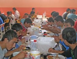 Söder, Yetiştirme Yurdu Öğrencilerine Yemek Verdi