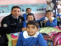 Polis, Okulda Öğrencileri Suçlara Karşı Kaynaşarak Bilgilendiriyor