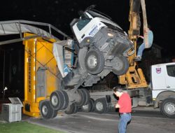 Damperi Açık Unutulan Kamyon Trafik Levhasına Çarpıp Şaha Kalktı