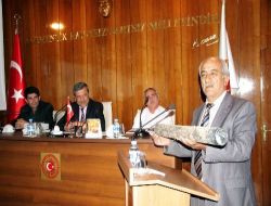 Su Sorununu Anlatmak İçin Meclise Boru Getirdi!.