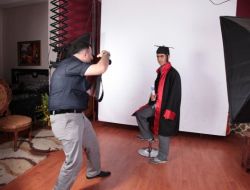 Duyarlı Esnaftan Başarılı Öğrencilere Ücretsiz Fotoğraf Çekimi