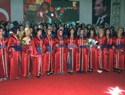 Yelkenoğlu Koleji’nde Mezuniyet Sevinci