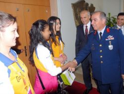 Arnavut Öğrencinin Şiiri Vali Bilici'yi Ağlattı