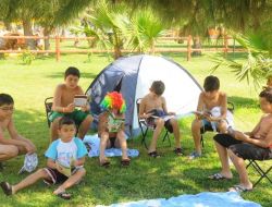 Çocuklara Tatil Yaparken Okuma Alışkanlığı Kazandırıyor