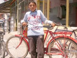 Çalışarak Hem Okul Masraflarını Çıkarıyor Hem De Ailesine Katkı Sağlıyor