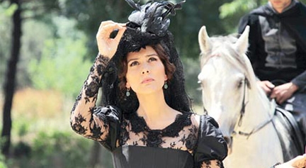 Bergüzar Korel eşinden ayrılamıyor!