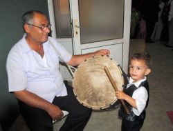 Davul Çalmasını Çok Seven Çocuk Ailesini Düğünden Düğüne Koşturuyor