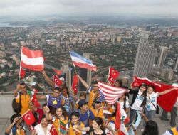 Türkçe Sevdalıları 236 Metre Yükseklikte Ülkelerinin Bayrağını Dalgalandırdı