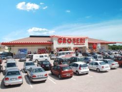 Groseri Arpaçbahşiş'te Yaz İndirimlerine Başladı