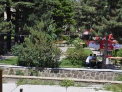 Okullar Tatile Girince Bahçeler, Otopark Ve Çay Bahçesi Oldu