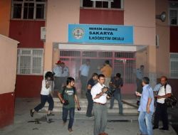 MERSİN’DE OKUL KUNDAKLANDI