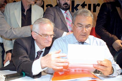 Muhalifler Baykal'ın odasında toplandı