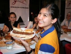 Türkçe’nin Çocukları Adana Kebabına Hayran