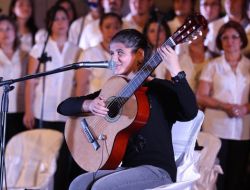 Konservatuvara Giremeyen Görme Engelli Ümran, Açıkhava Konseri Verdi