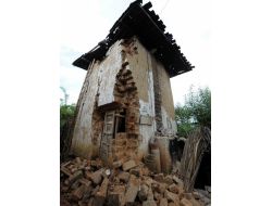 Çin’deki Depremde 94 Ev Yerle Bir Oldu